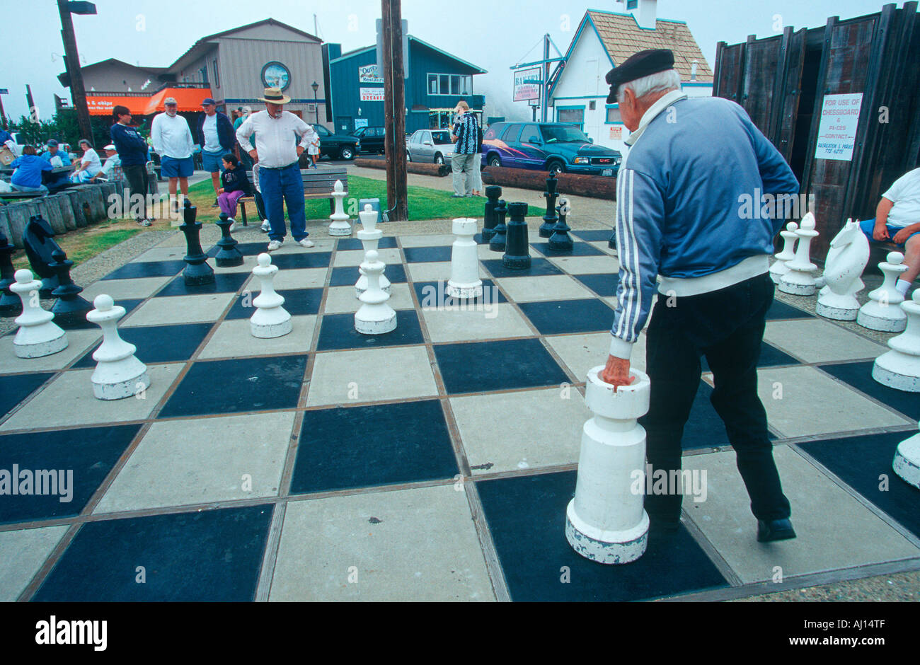 I cittadini anziani giocare a scacchi su una dimensione di vita Pensione Morro Bay CA Foto Stock