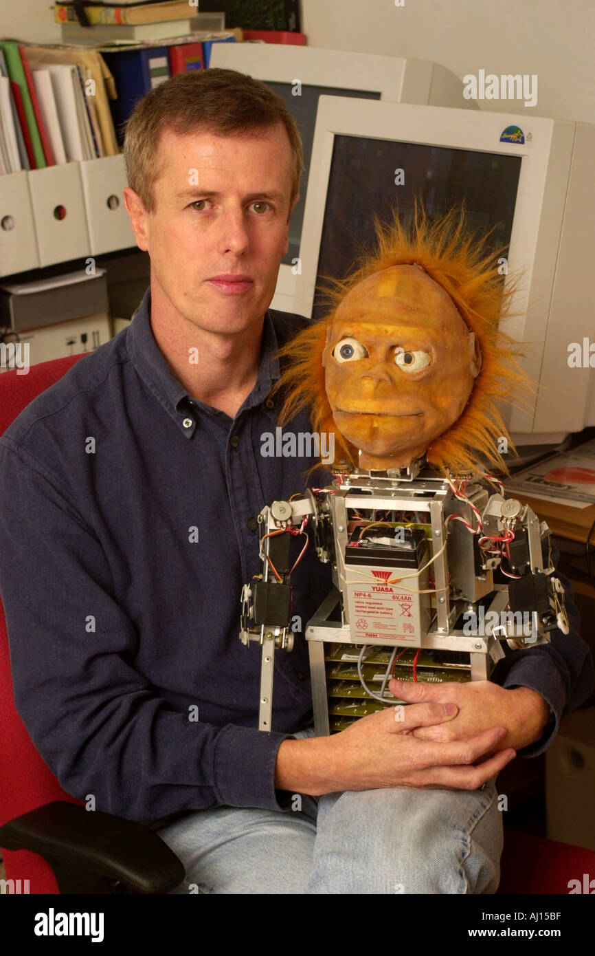 Autodidatta scienziato Steve Grand di Cyberlife Research con Lucia l'intelligente android ha costruito Foto Stock