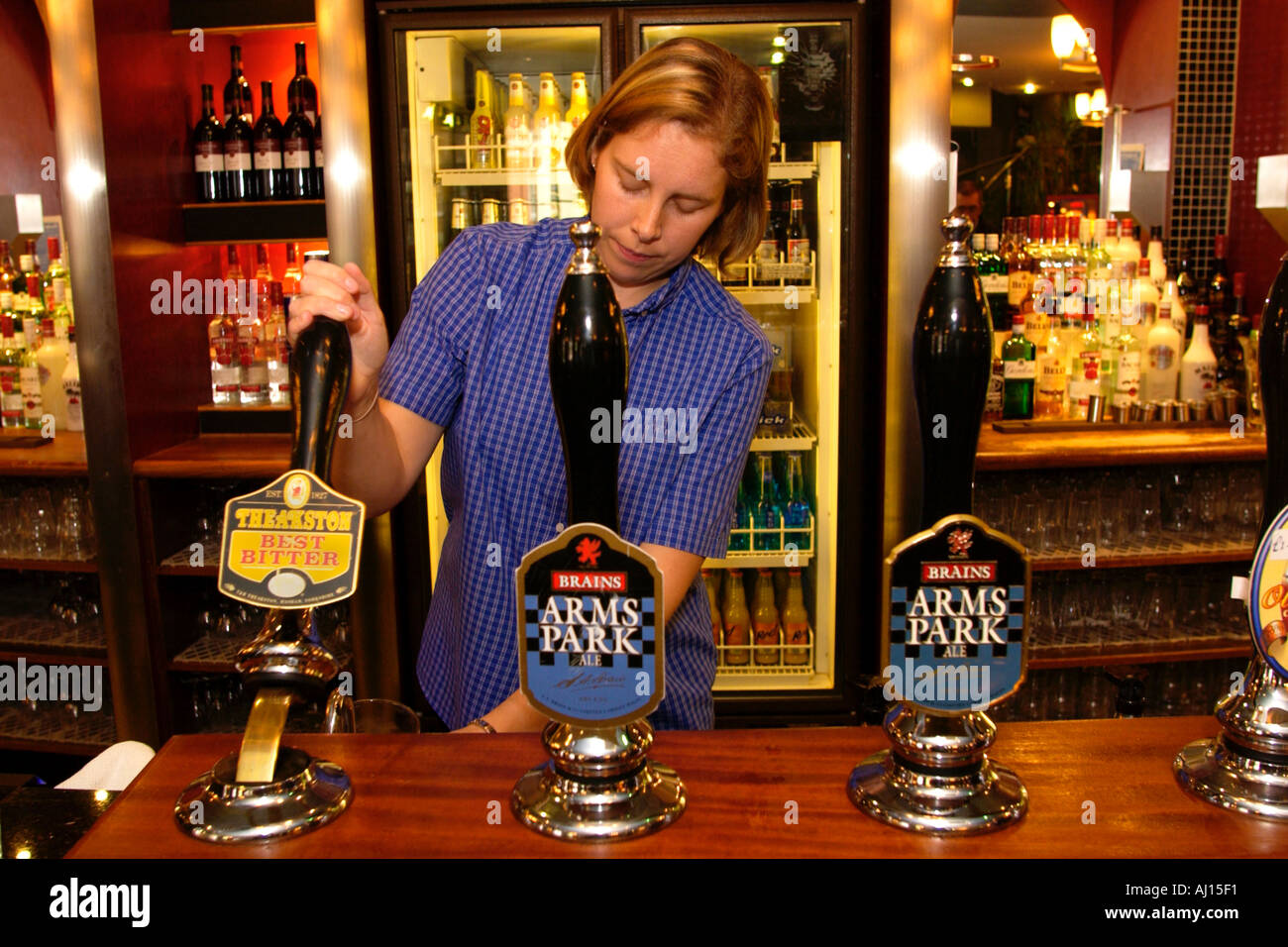 Persona Bar pinte di tiro presso il Gatekeeper pub in Cardiff South Wales UK Foto Stock