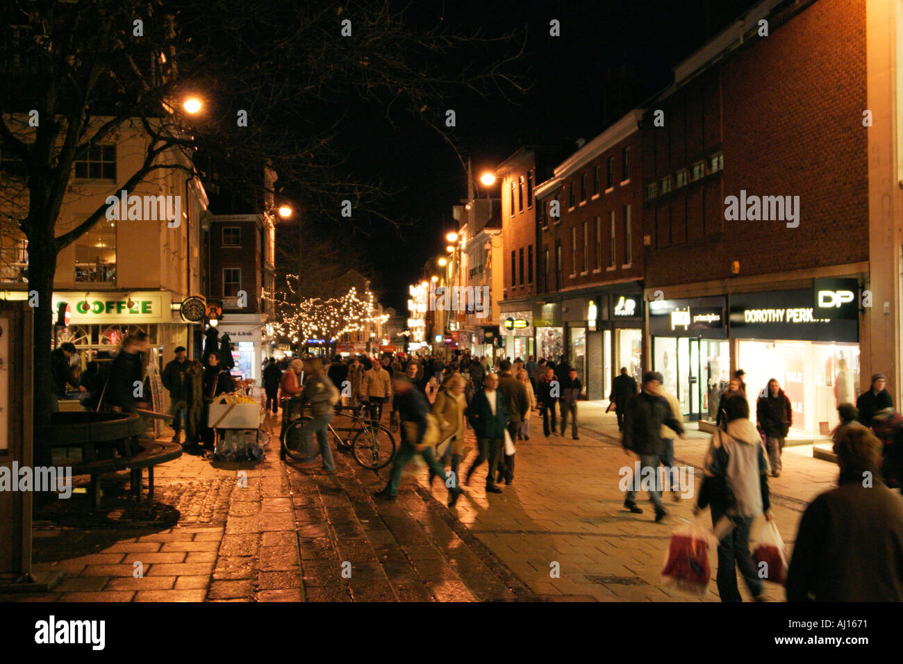 Shopping di Natale Norwich di Notte Foto Stock