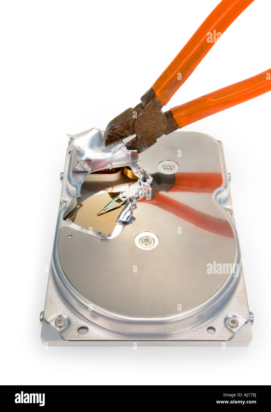 Crash si è schiantato incrinato internal hard disk array di unità disco rigido PC errore di lettura del disco della piastra e rosso arancio Pinza forcipe tenaglie pinze Foto Stock