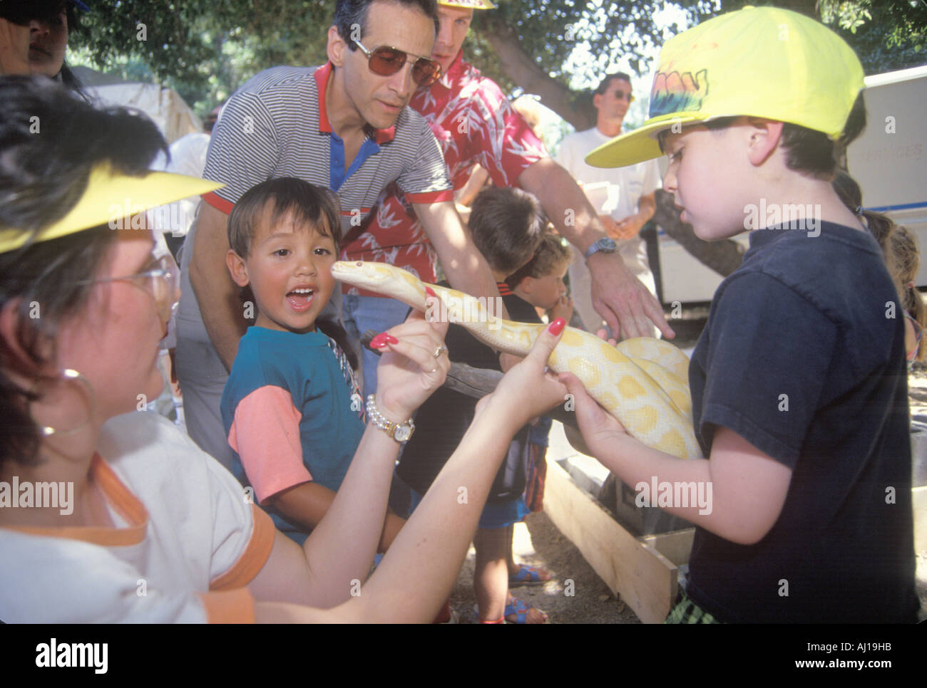 I bambini con un albino Burmese python snake Foto Stock