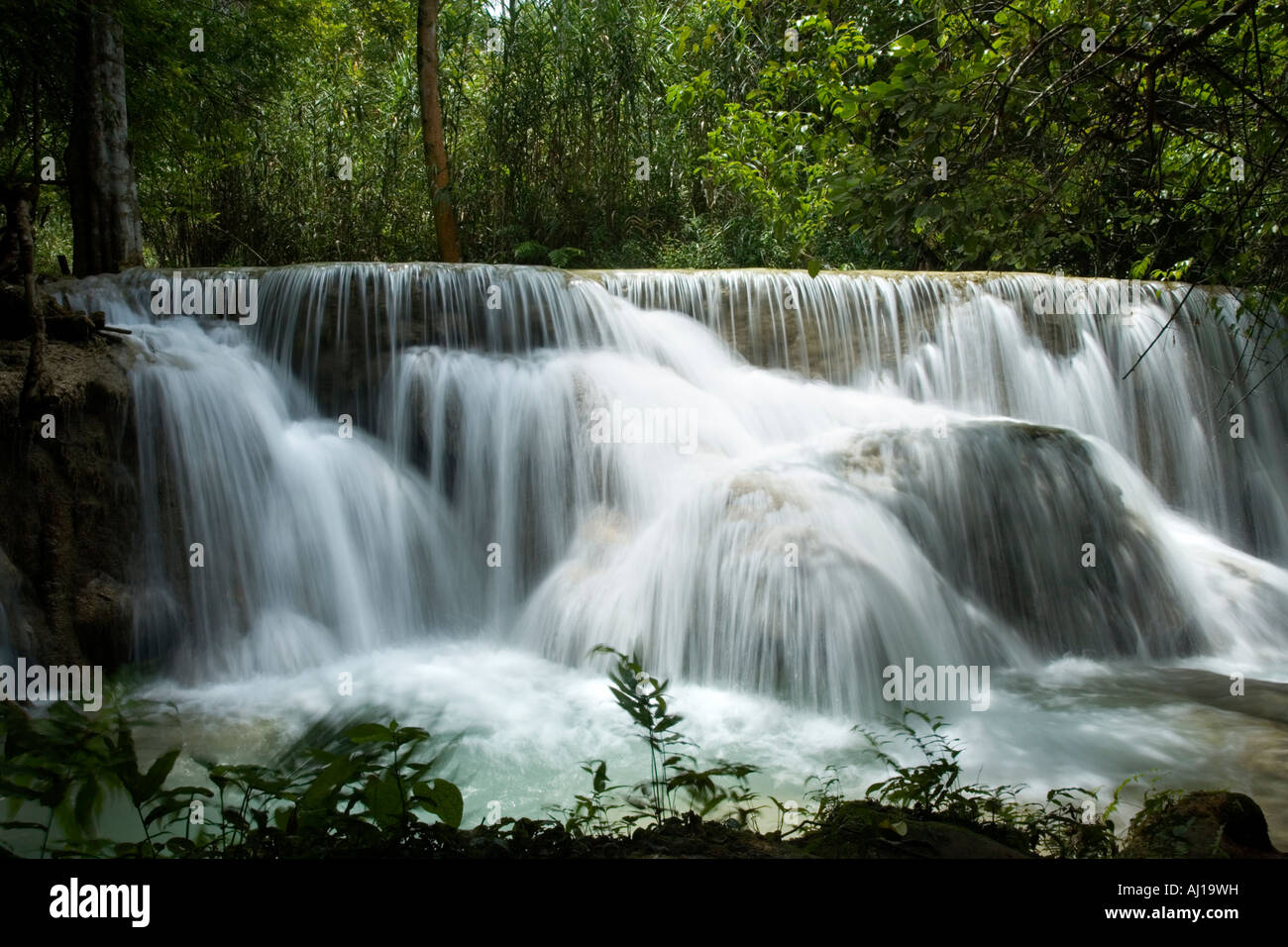 La cascata nel Tat cascate di Kuang Si sistema vicino a Luang Prabang in Laos Foto Stock