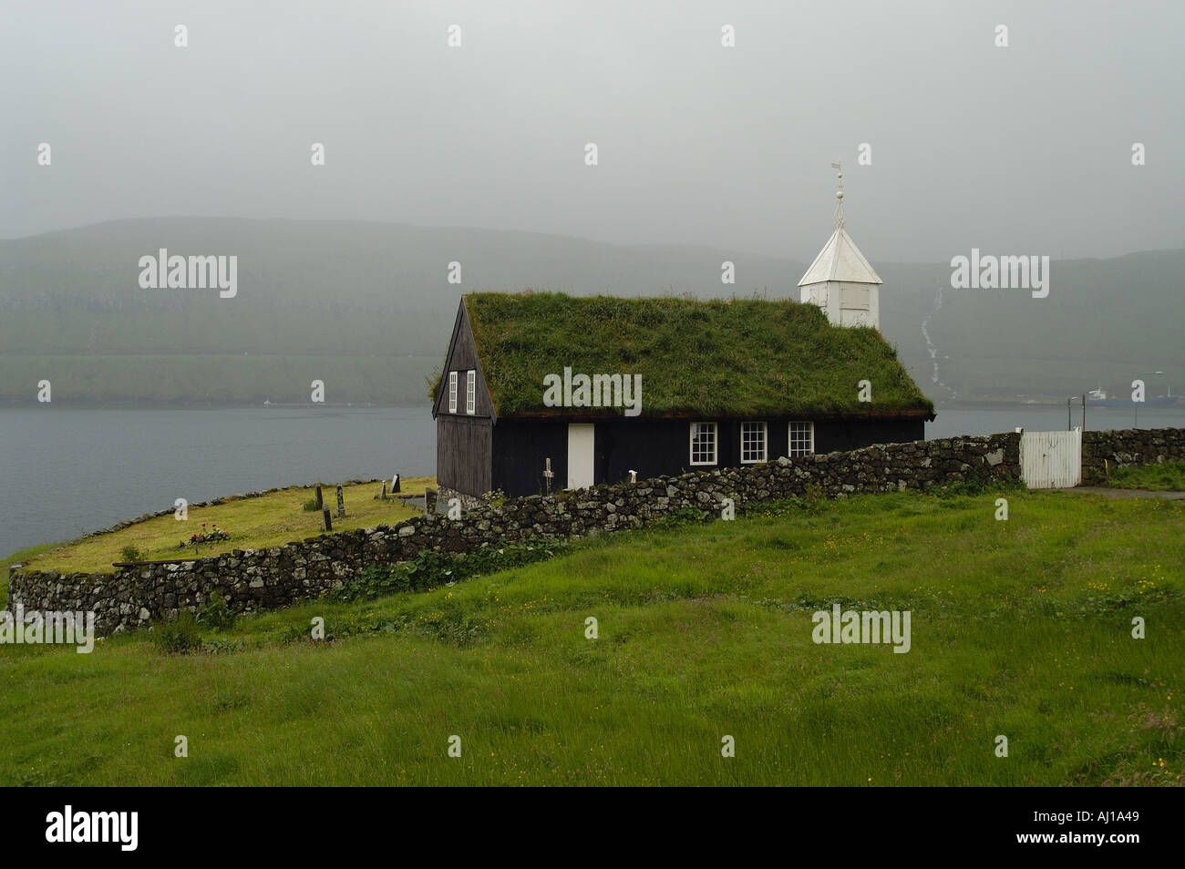 Chiesa con tetto in erba delle isole Faer Øer Foto Stock
