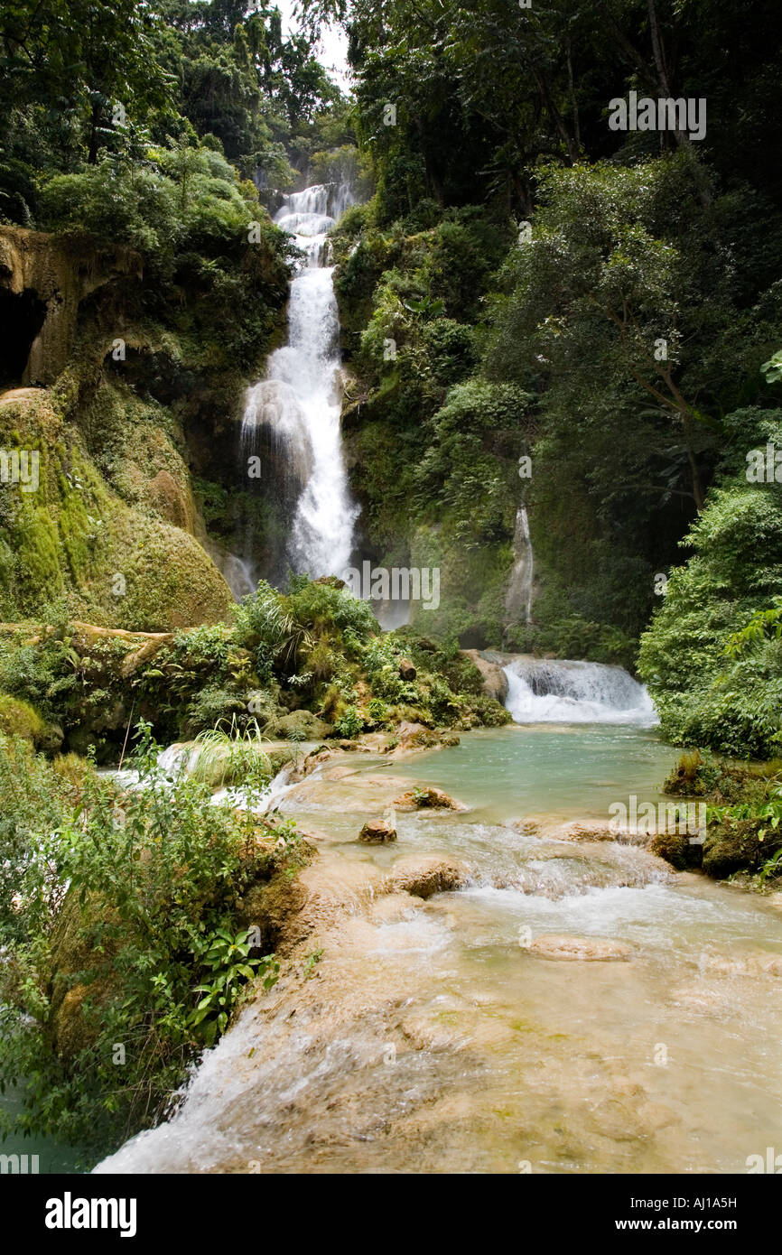 Stagno e la cascata nel Tat cascate di Kuang Si sistema vicino a Luang Prabang nella Loa Foto Stock