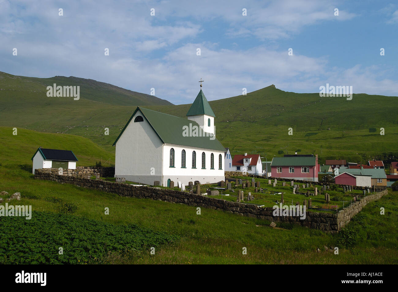 Villaggio di Pescatori e la Chiesa delle Isole Faer Øer Foto Stock
