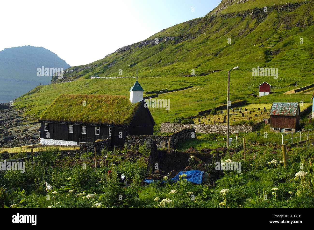La chiesa con il tetto di erba nel villaggio funningur isole Faer Øer Foto Stock