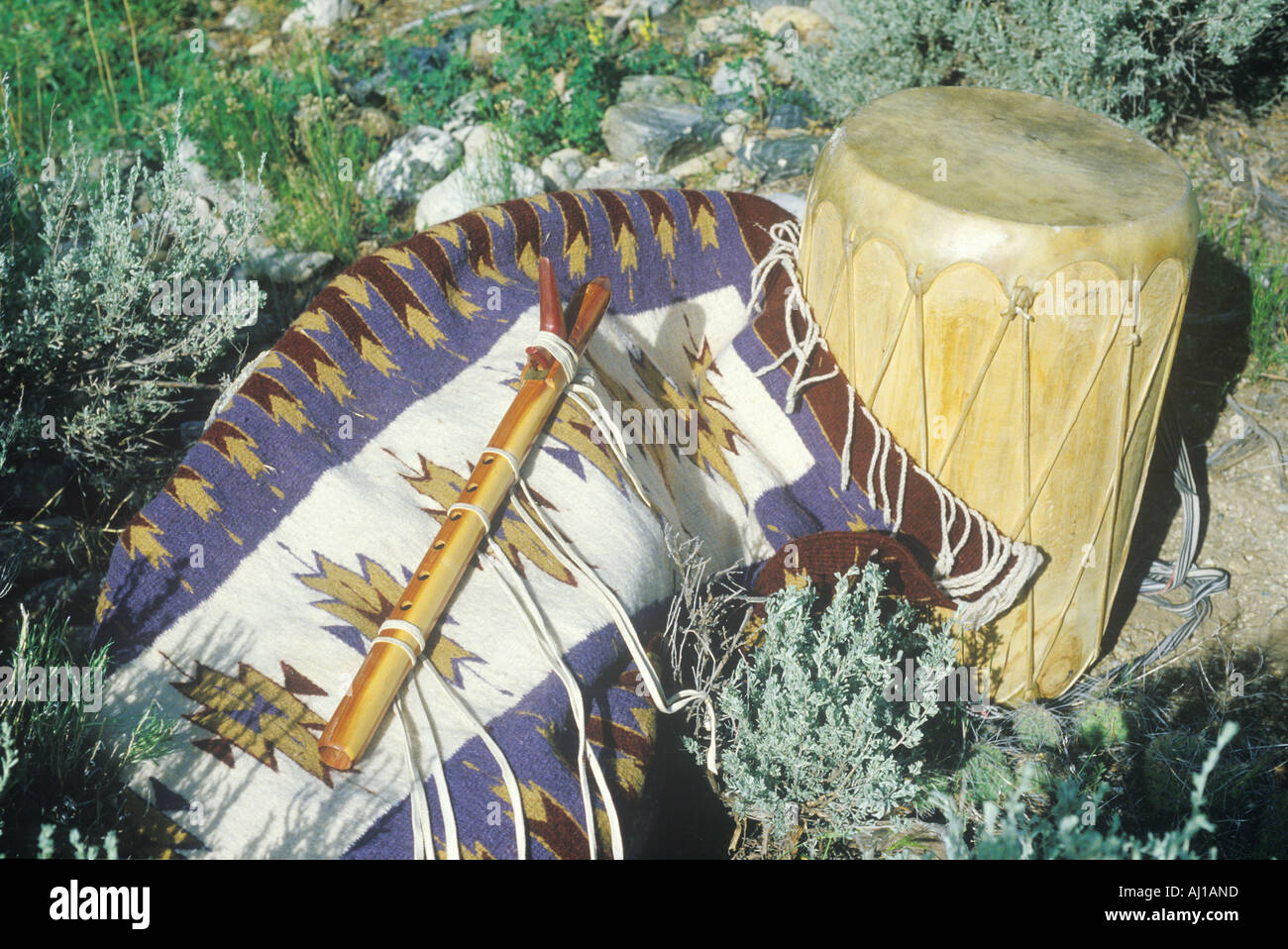 Display esterno di Hopi flauto tamburo e rug a Taos NM Foto Stock