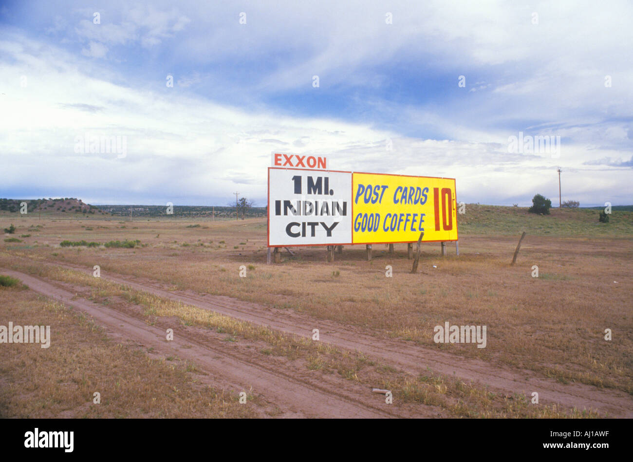 Città indiana billboard in zona desolata di NM Foto Stock