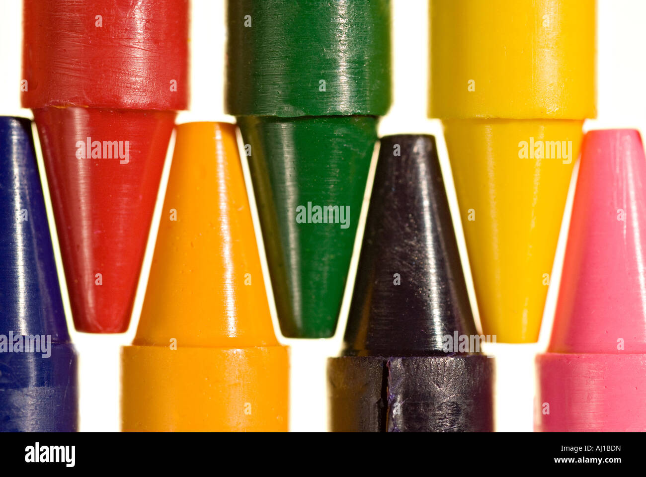 Crayolas forniscono un arcobaleno di colorazione di opportunità per i bambini Foto Stock