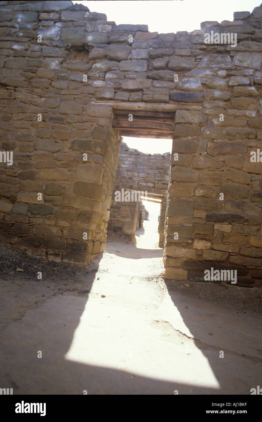 Adobe pareti e porta all'Azteca rovine indiano La Plata NM Foto Stock