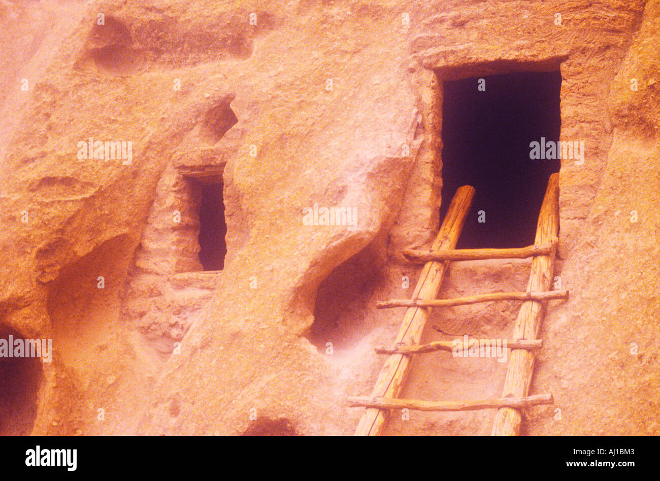 Cliff Dwellings a Frijoles rovine indiano NM Foto Stock