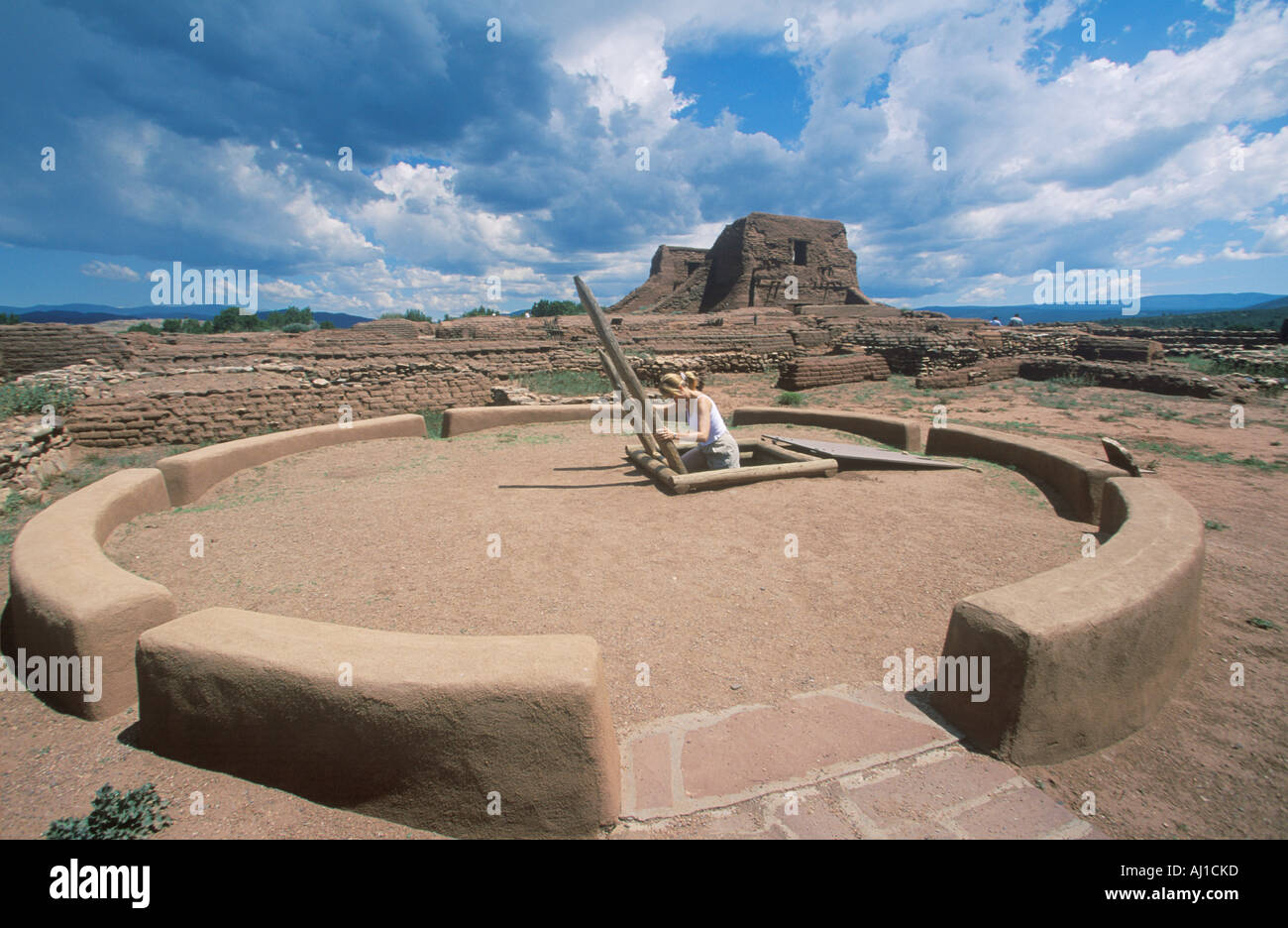 Kiva e Pueblo camera cerimoniale nel 1450 circa 1.500 D.C. Pecos National Historical Park NM Foto Stock