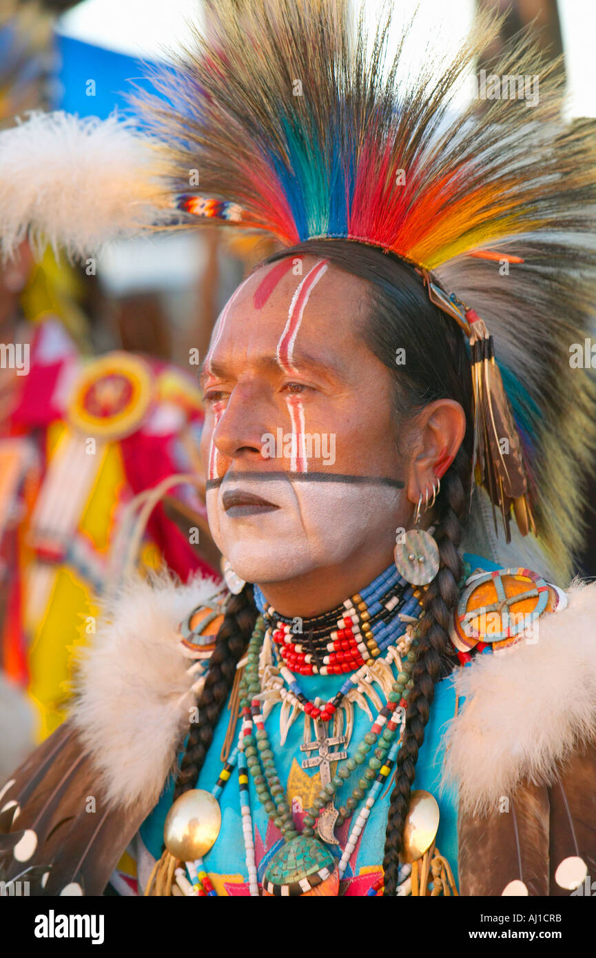 Close up ritratto dei Nativi Americani in full regalia dancing at Pow Wow Foto Stock