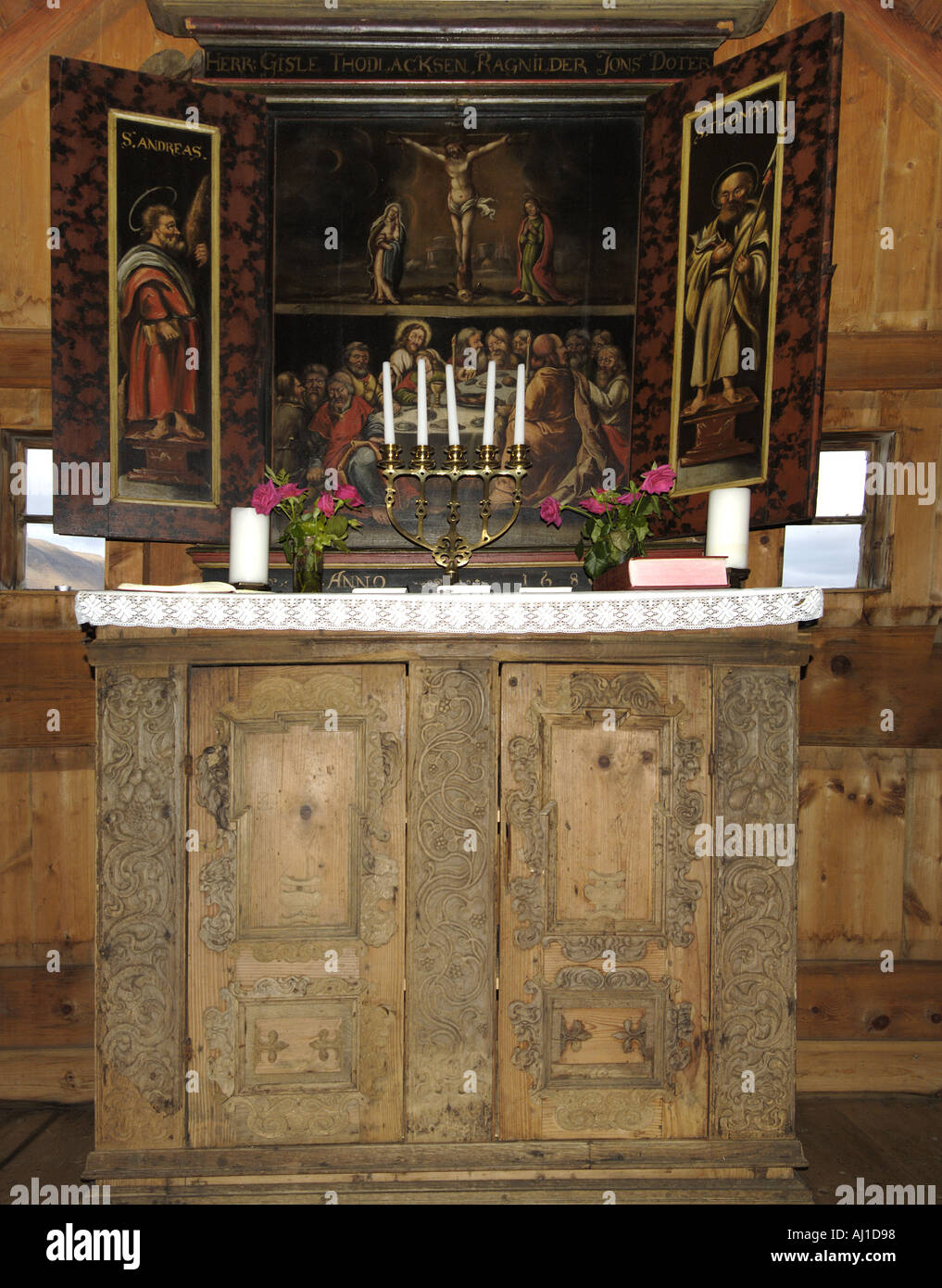 Altare nella chiesa vecchia Grafarkirkja fatta di manto erboso vicino al villaggio Gröf sulla penisola di Skagi Islanda Foto Stock