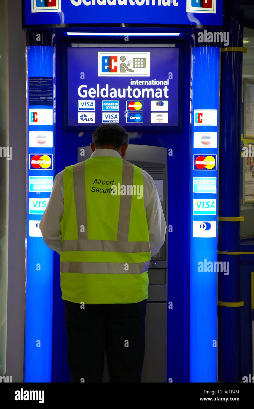 Uomo di controlli di sicurezza in aeroporto presso l'ATM Foto Stock