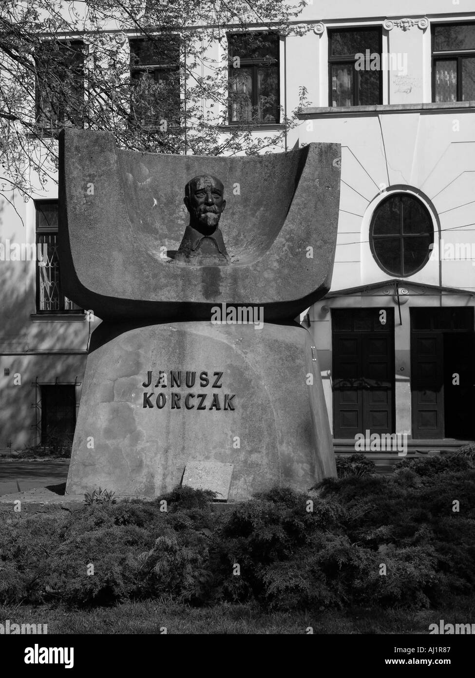 Memoriale e il busto di ebrei pedagogo e maestro Janusz Korczak a Cracovia Polonia Foto Stock