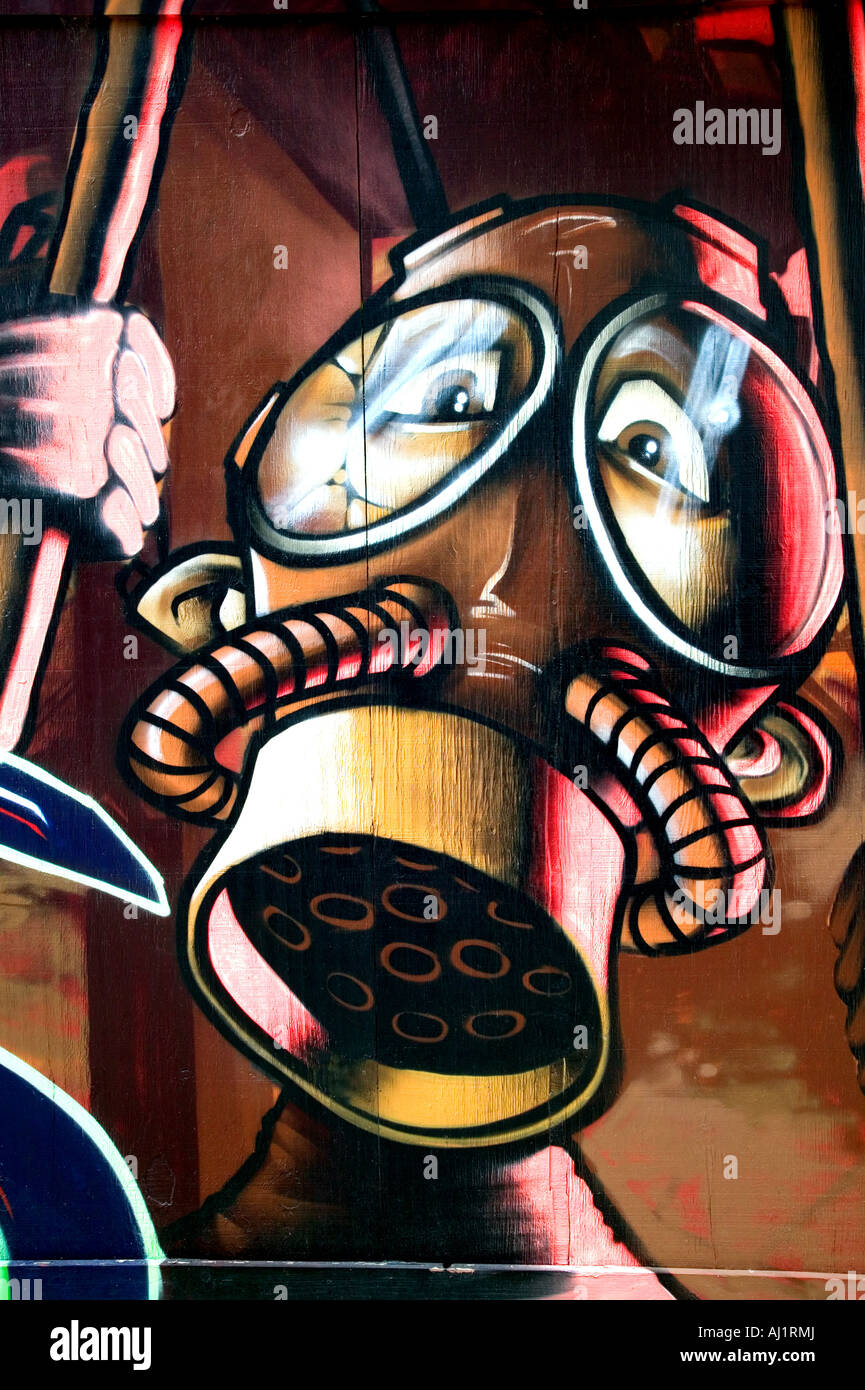 Grande graffiti su un muro di pubblico di un uomo che indossa un marchio di gas Foto Stock