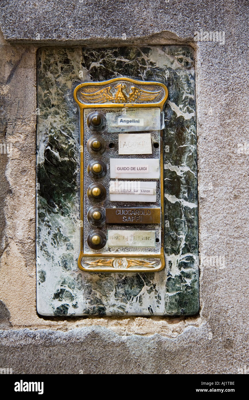 Pulsanti del campanello della porta e il nome piastre a appartamento hous ingresso Venezia Italia Foto Stock