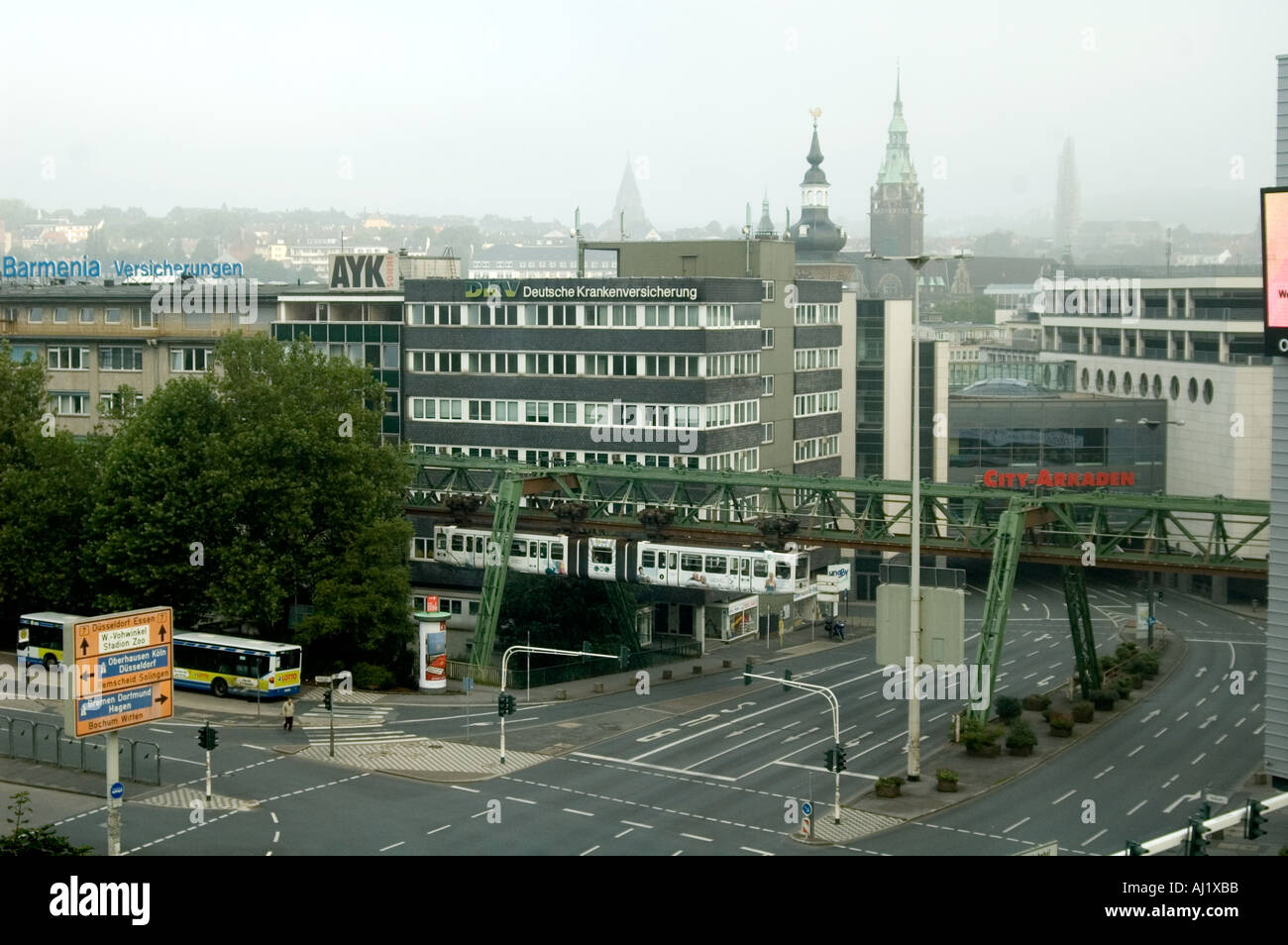 Wuppertal Schwebebahn Bus e stazione monorotaia Foto Stock