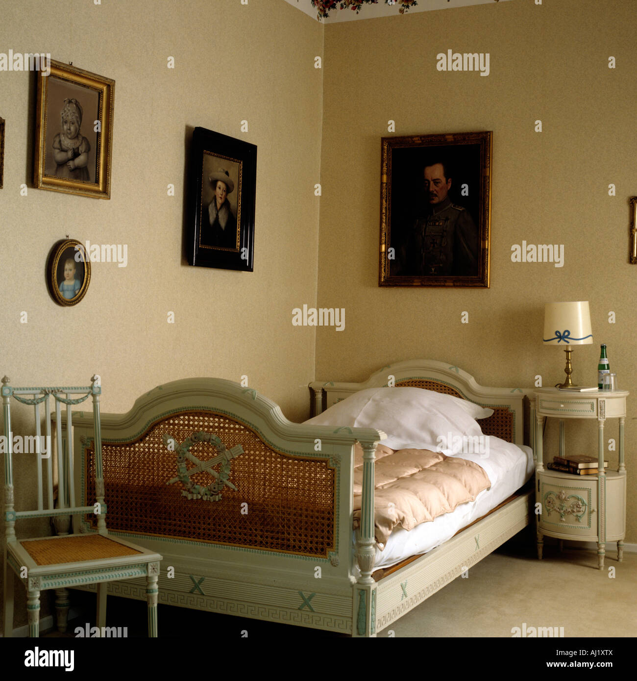 Camera da letto con letto in legno d epoca con tessuto rattan testiera in  tedesco storica sede statali Foto stock - Alamy