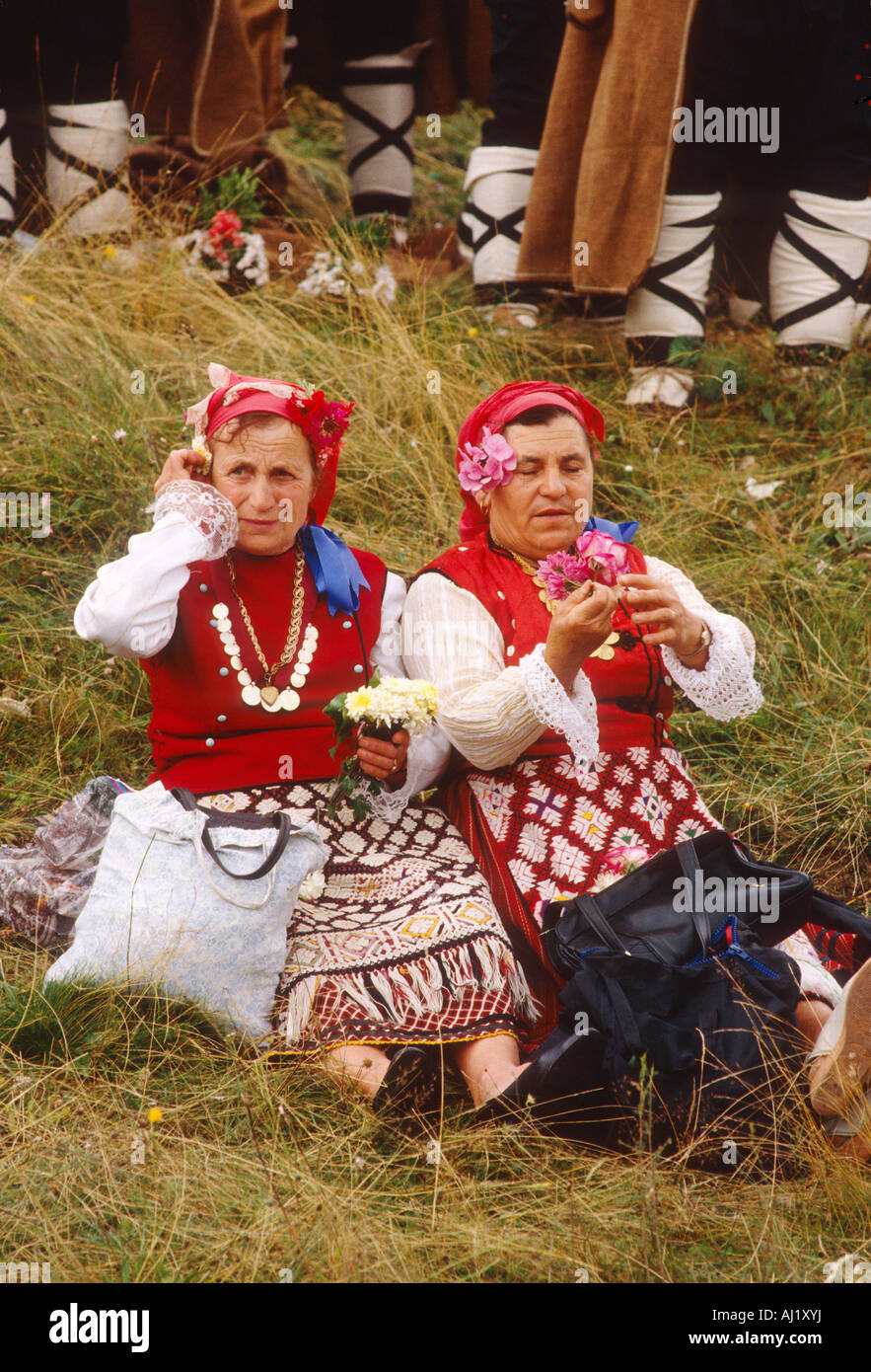 Due donne in bulgaro costumi folk presso il festival di musica Foto Stock