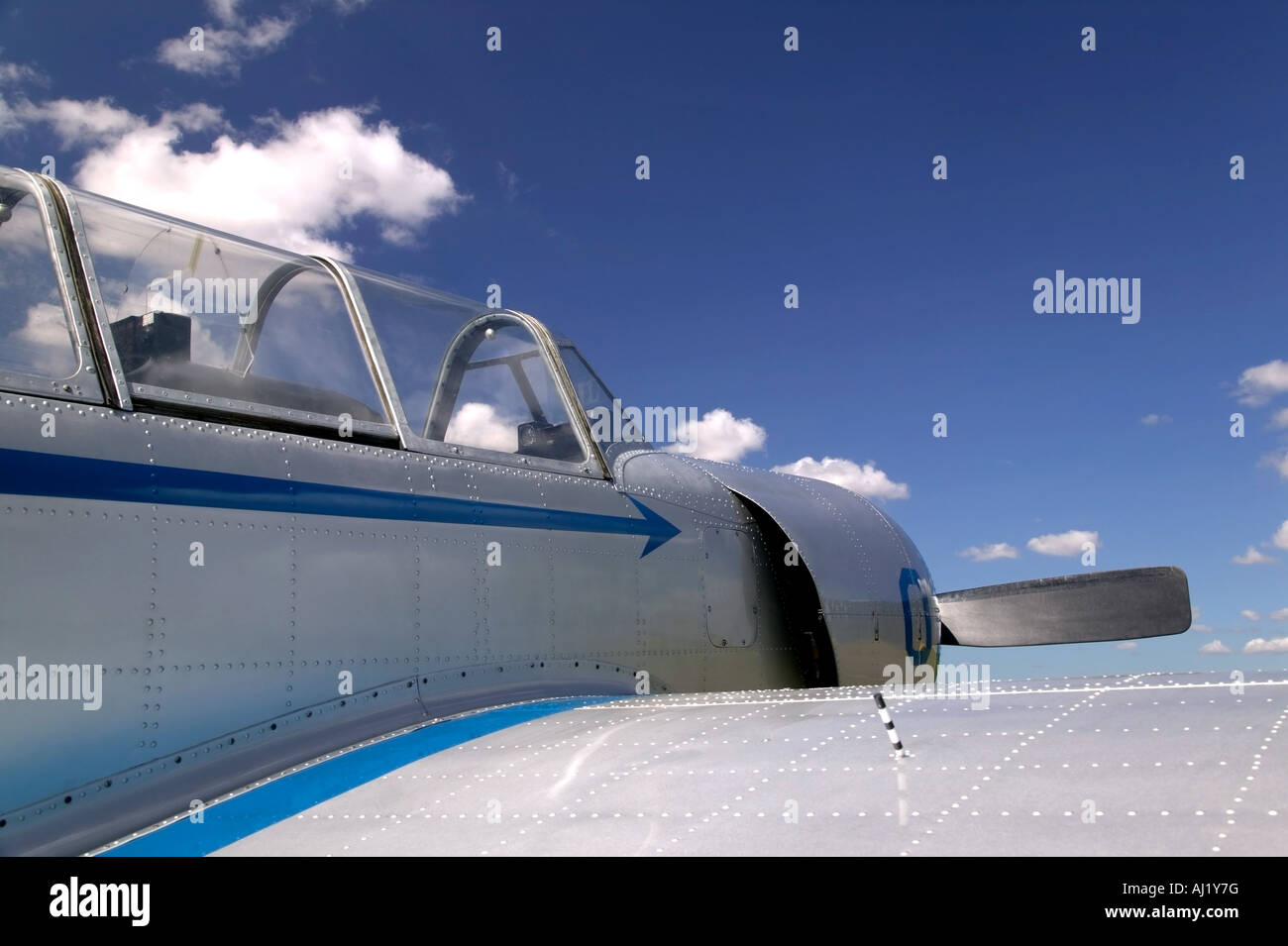 Il vecchio russo da combattimento aereo contro un blu cielo nuvoloso Foto Stock