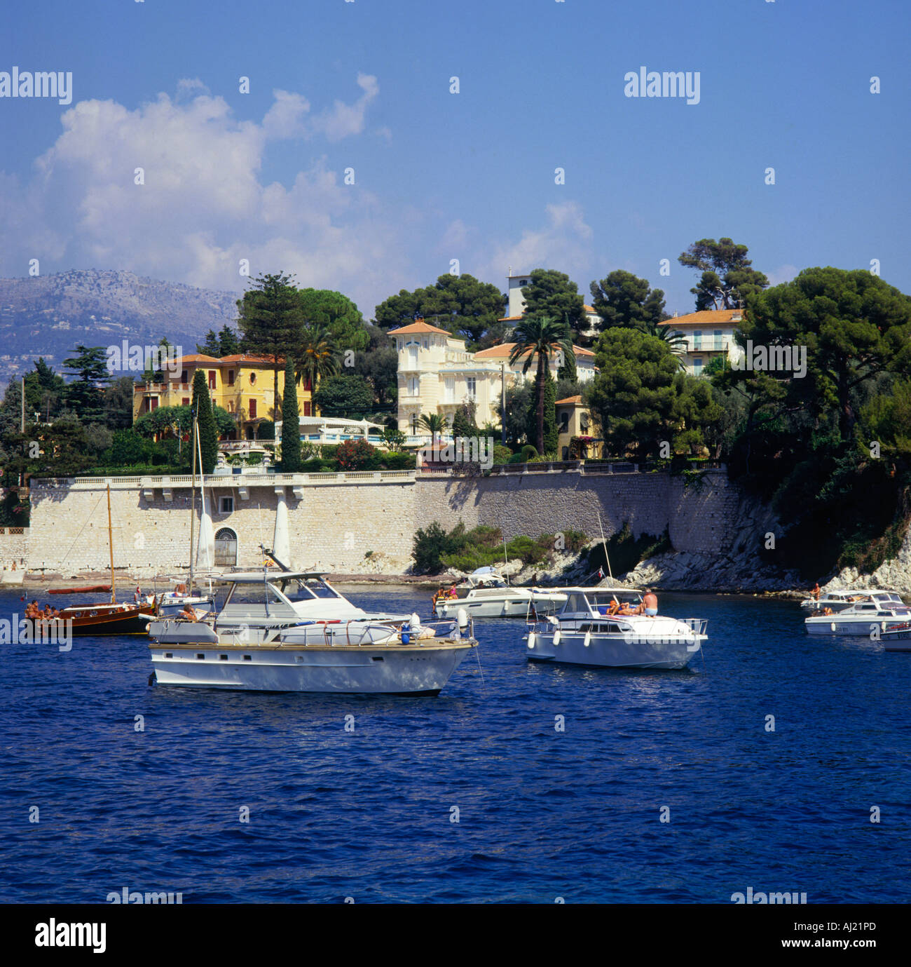 Luxury motor yacht ormeggiati nei pressi di esclusivi costosi lungomare privato case di St Jean-Cap-Ferrat nel sud della Francia Foto Stock