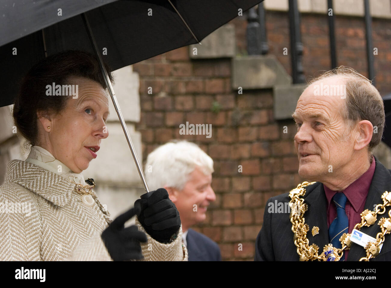 La principessa Anna gode di una sessione di conversazione testuale con il sindaco di Poole su 9/10/2007 per la riapertura del Guildhall Foto Stock