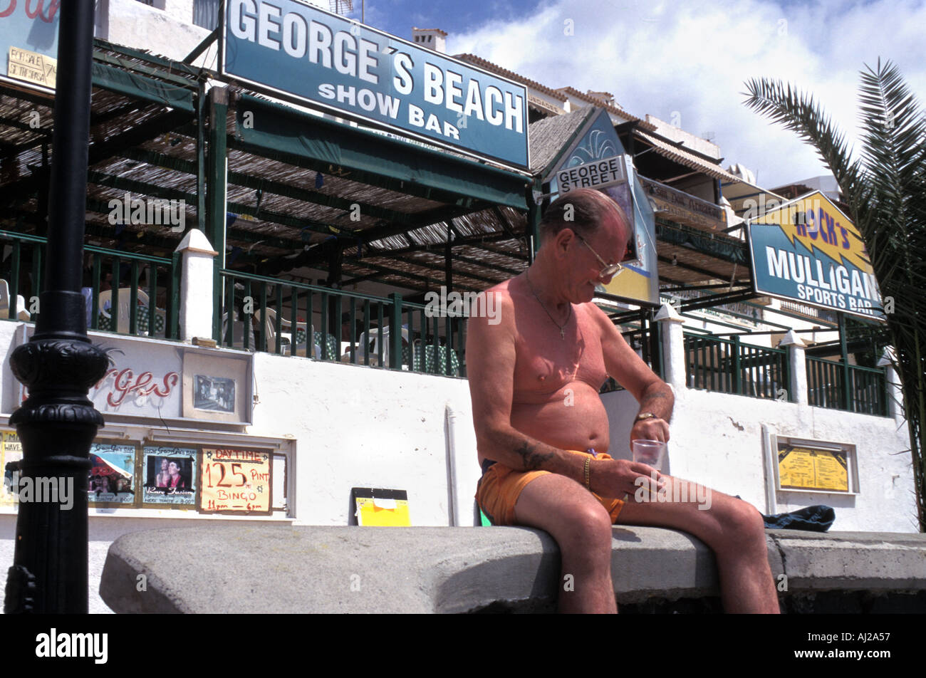 Anziani uomo britannico al di fuori del bar inglese su Playa de las Americas in Tenerife Spagna Foto Stock