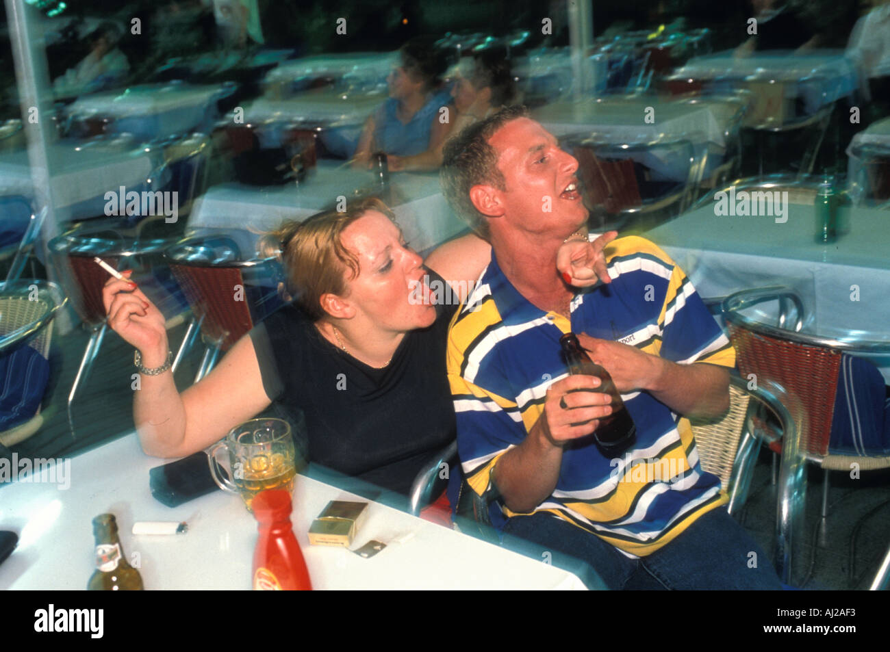 Ubriaco coppia inglese gridando in un bar di notte in San Antonio, Ibiza Foto Stock