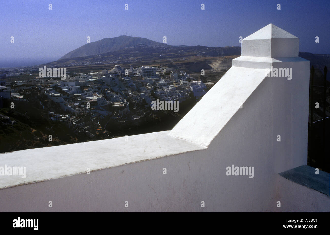 Muro Bianco balcone Post patio porticato, Santorini Grecia Foto Stock