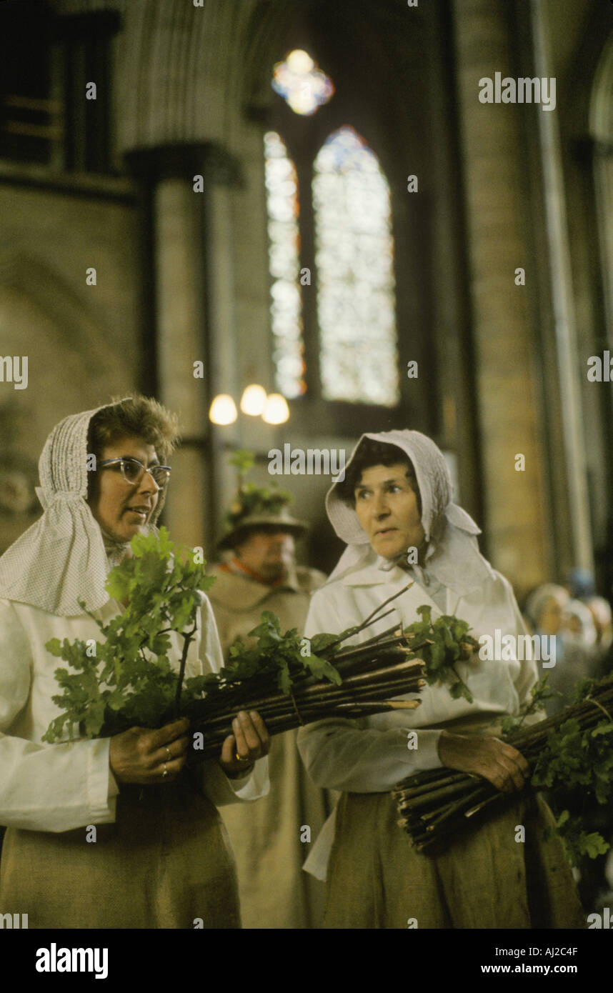 Grovely Forest Rights Great Wishford Wiltshire May 29 danzare a. Dawn in Salisbury Cathedral 1970 UK HOMER SYKES Foto Stock