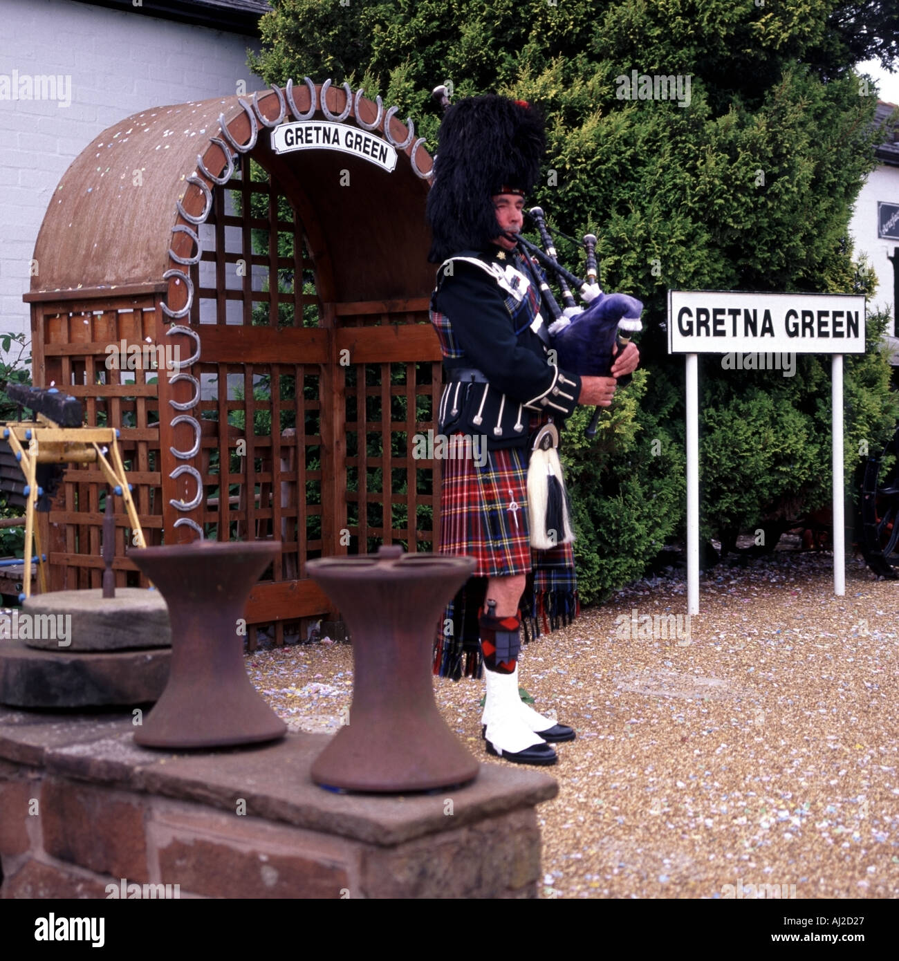 Gretna Green il vecchio Fabbri Shop matrimonio Camere piper giocando le cornamuse Foto Stock