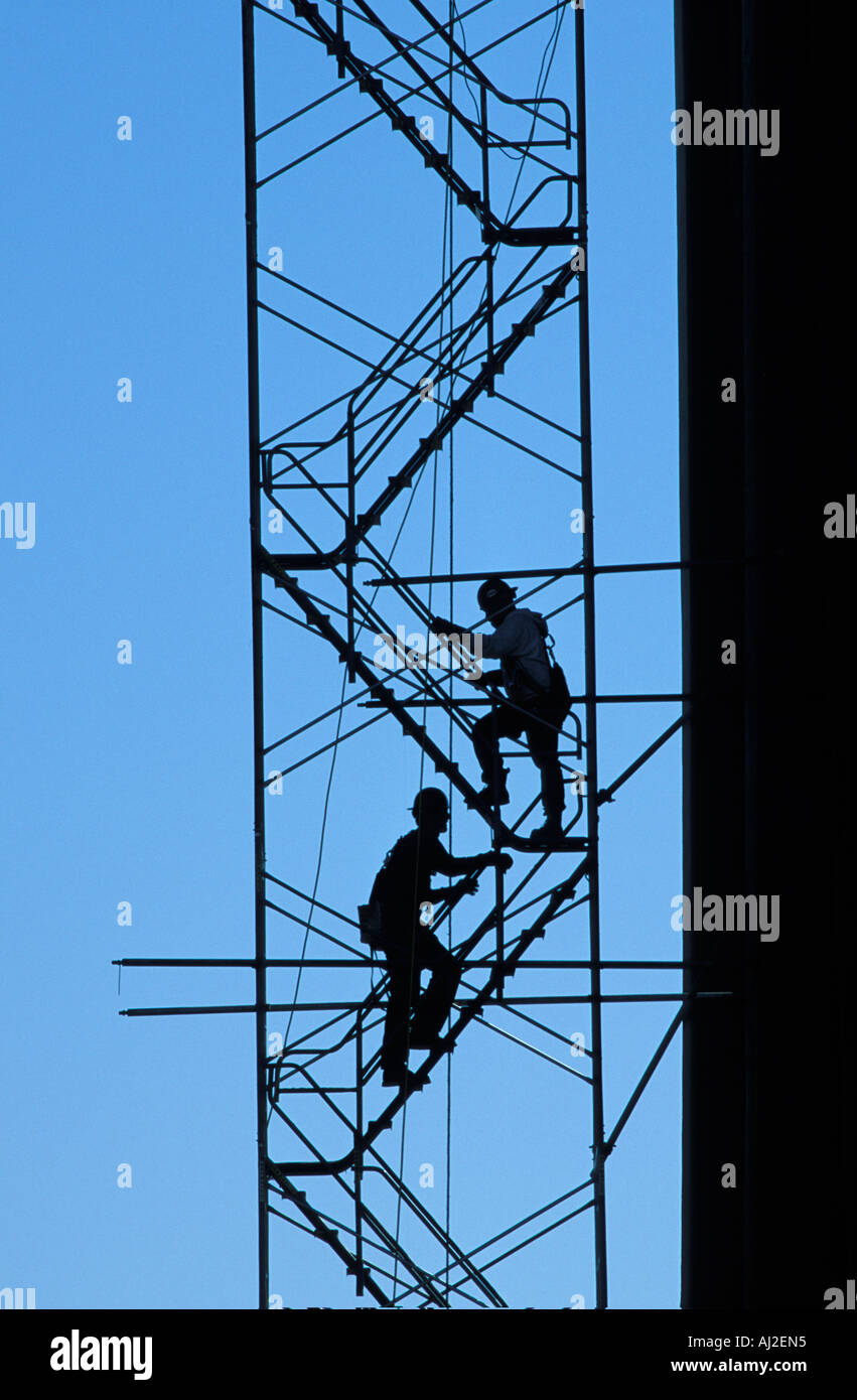 Stati Uniti Washington Seattle Silhouette di lavoratori siderurgici montaggio ponteggi sotto il ponte di Aurora durante il retrofit sismico progetto Foto Stock