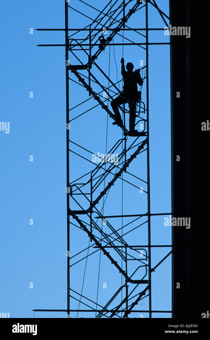 Stati Uniti Washington Seattle Silhouette di lavoratori siderurgici montaggio ponteggi sotto il ponte di Aurora durante il retrofit sismico progetto Foto Stock