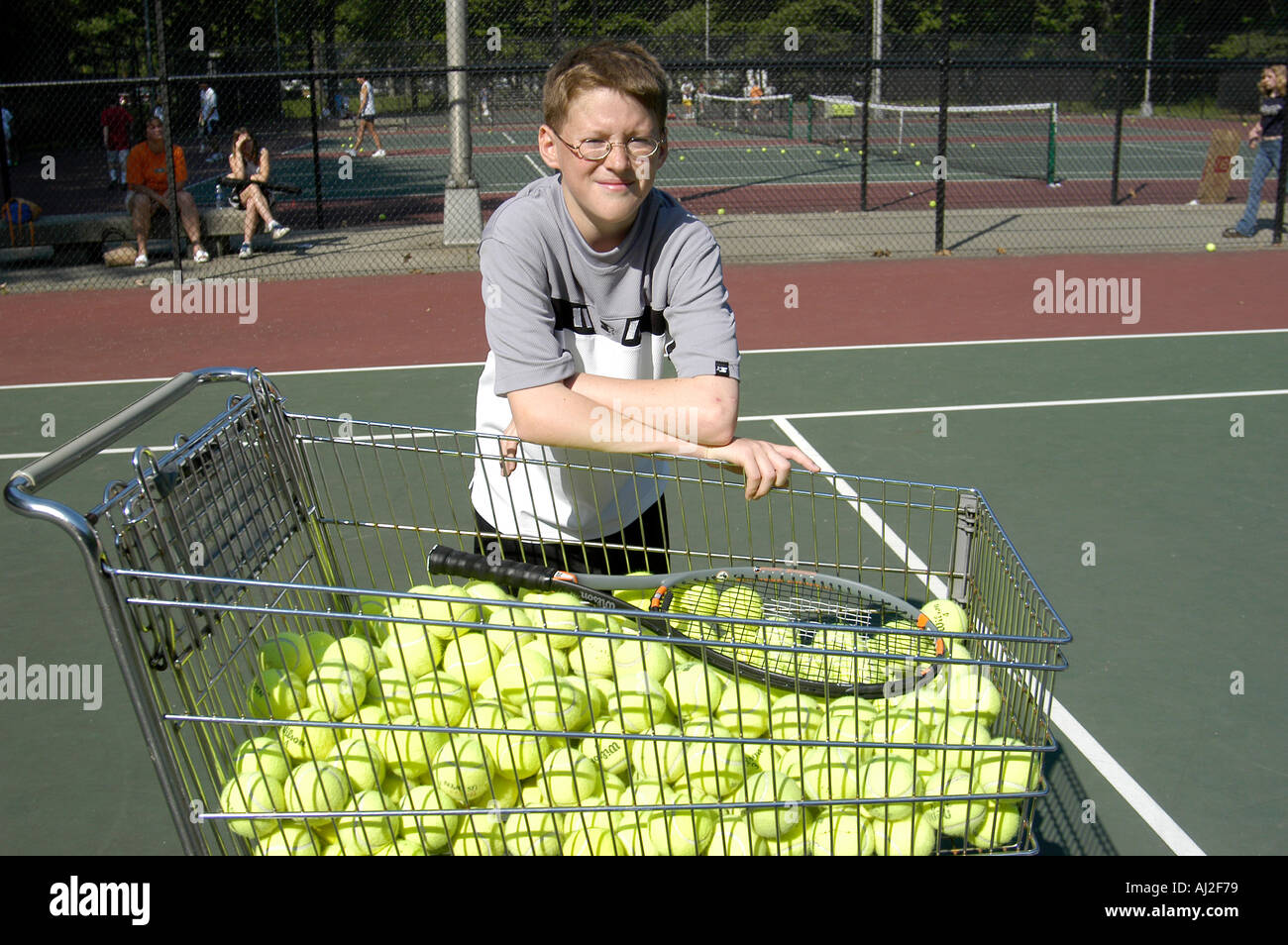 I ragazzi imparano a giocare a tennis presso il pubblico corte di ricreazione Foto Stock