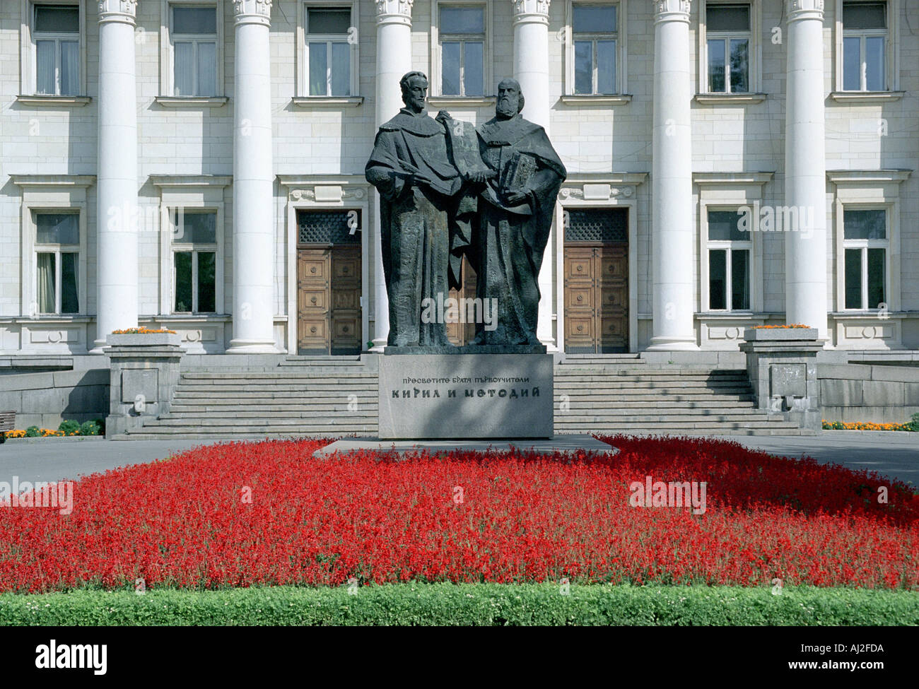 Cirillo e Metodio statua al di fuori della Biblioteca Nazionale di Sofia è la capitale della Bulgaria Foto Stock