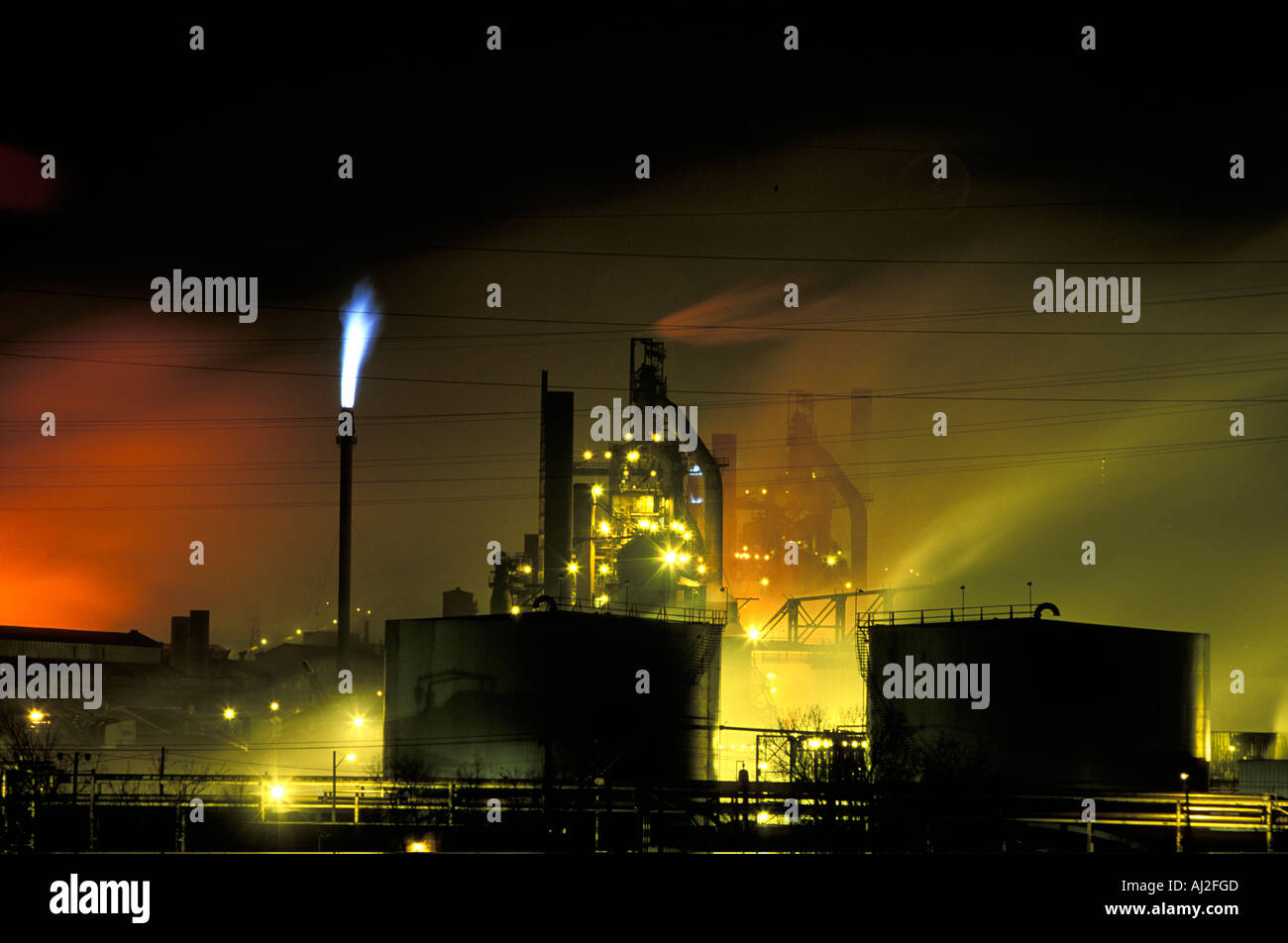 Stati Uniti d'America Indiana Gas flares e pennacchi di vapore e fumo billow da US Steel Works nella città industriale di Gary di notte Foto Stock