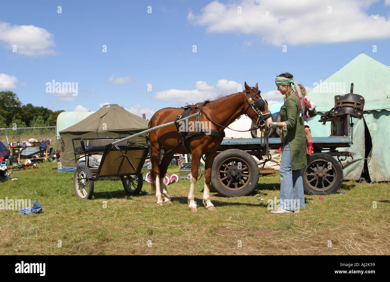 Carro trainato da cavalli e la donna al grande raduno Verde formaggio Cheddar somerset Inghilterra estate Foto Stock