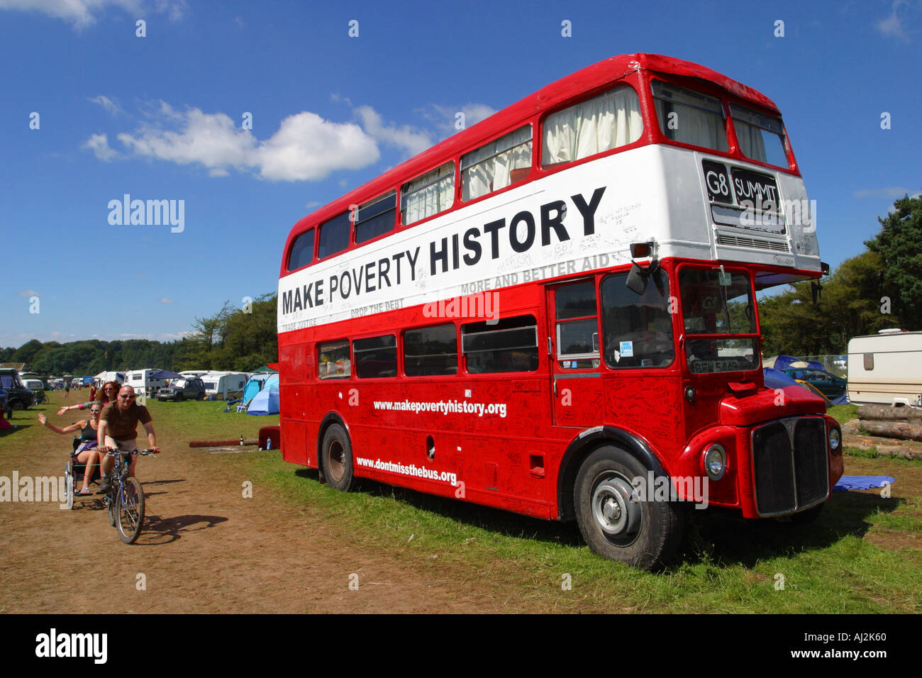 Fare la storia di povertà red double decker bus di campagna al grande raduno Verde formaggio Cheddar Somerset Inghilterra estate Foto Stock