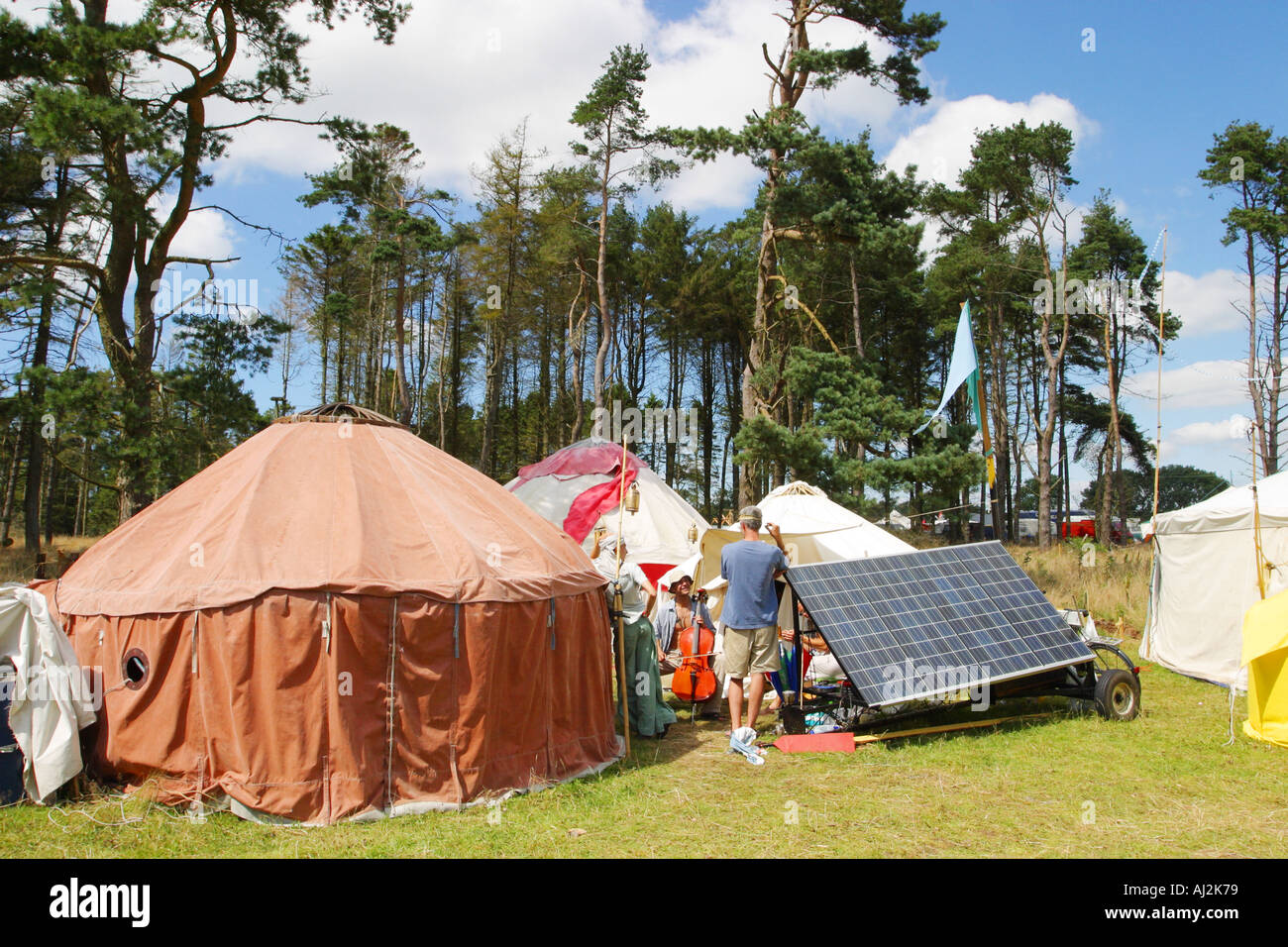 Yurta tende al grande raduno verde con pannello solare Il Cheddar Somerset Inghilterra estate Foto Stock
