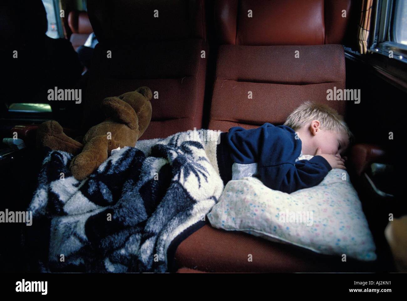 Canada Ontario tre anni potenza Giovanni dorme su sedie in via ferrovia treni passeggeri in Ontario orientale Foto Stock