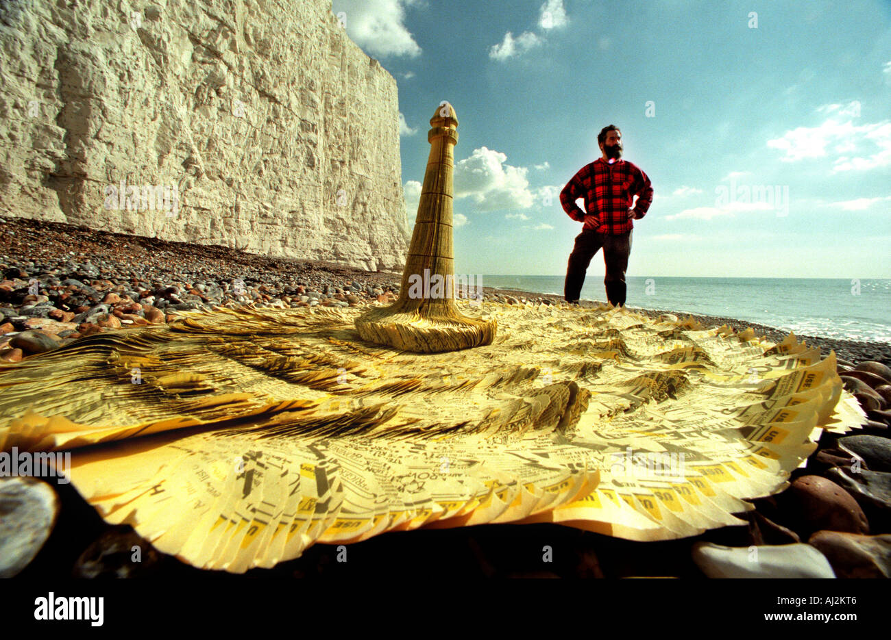 Scultore Hamish nero con la sua scultura di Beachy Head Lighthouse, realizzata da riciclare Pagine Gialle libri di telefono Foto Stock