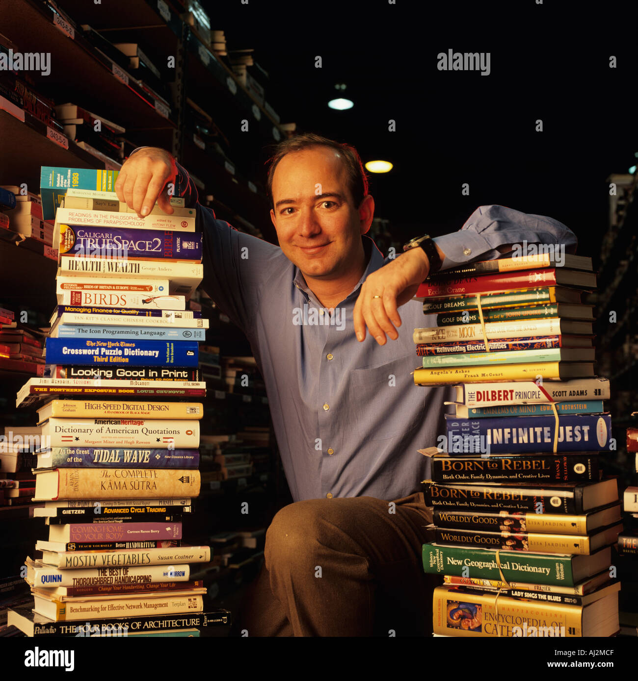 Stati Uniti Washington Amazon com Presidente Jeff Bezos con pile di libri  all'interno di un enorme magazzino in Seattle Foto stock - Alamy