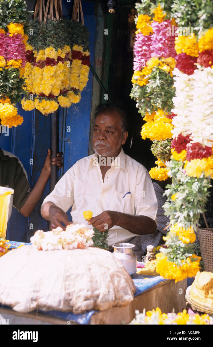 Sud India Karnataka la vita di villaggio venditore di fiori Foto Stock