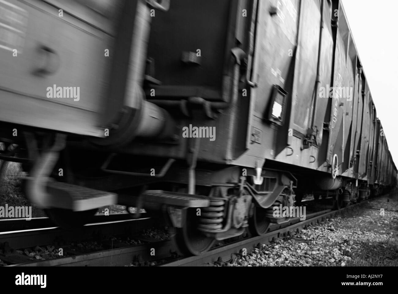 I carri merci in movimento lungo un binario ferroviario Foto Stock