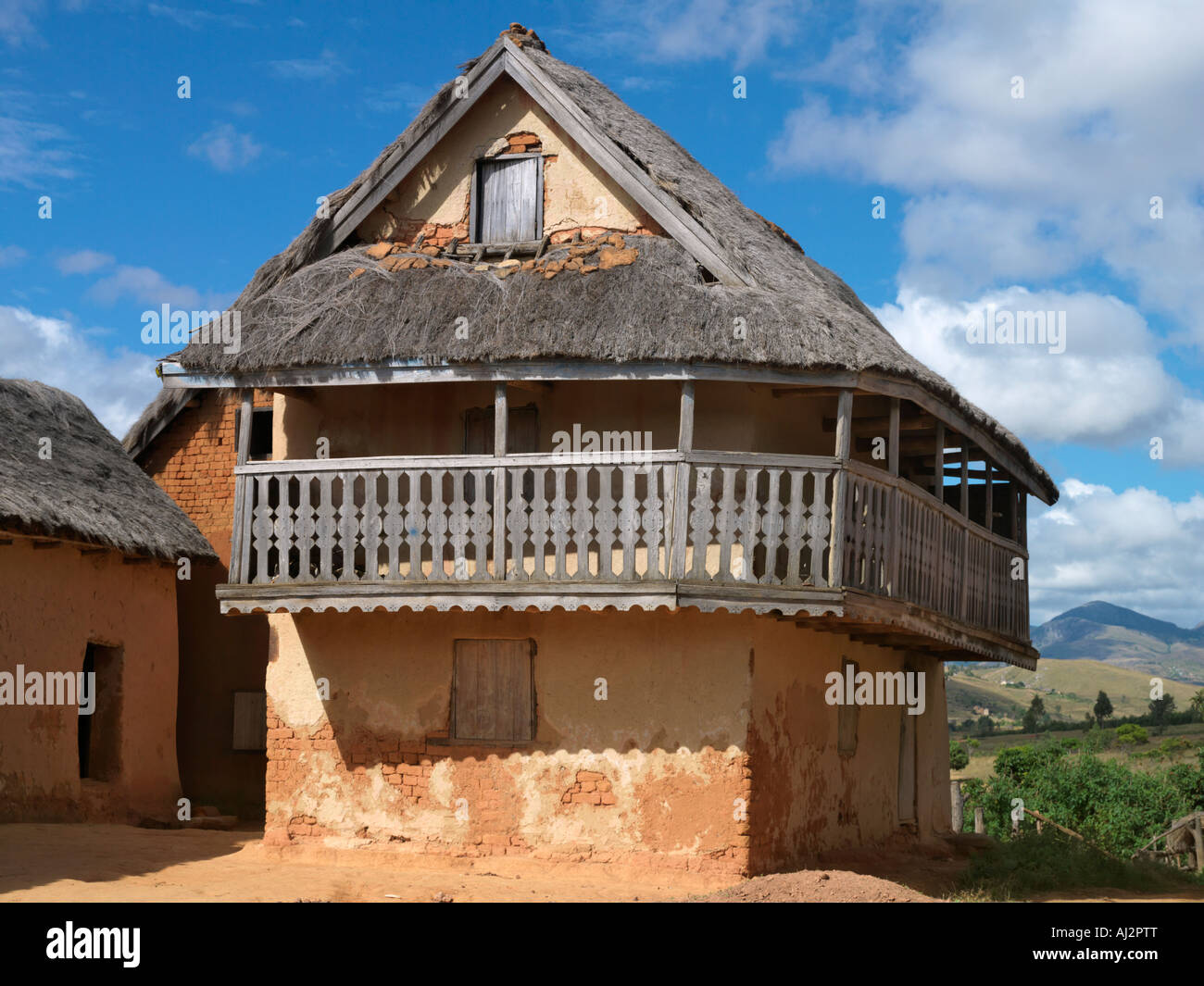 Una tipica a doppio storied malgasci highland house con un balcone intagliato. Foto Stock
