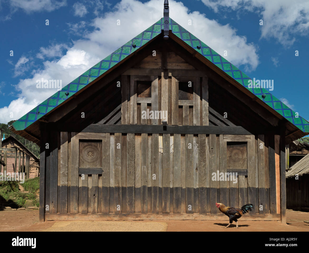 Una tipica casa di legno al Zafimaniry villaggio di Ifasina. Il Zafimaniry sono famosi per i loro lavori in legno e carving Foto Stock