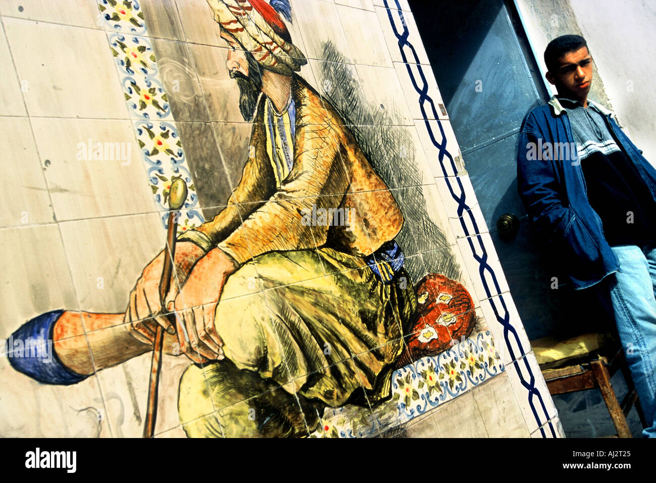 Algeri murale in street Hocine Foto Stock